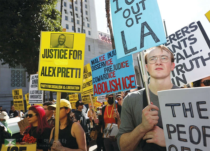  지난달 30일 LA 다운타운에서 무차별 이민단속 반발 시위 참가자들이 피켓을 들고 집회를 진행하고 있다. [로이터]