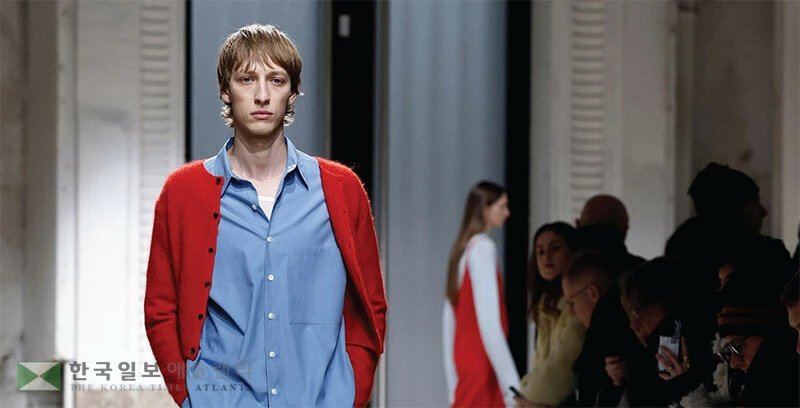  옷장 앞에서 어떤 옷을 입어야 할지 막막할 때 ‘패션 공식’을 활용하면 자신이 정말 기분 좋게 느끼는 코디를 떠 올릴 수 있다. [로이터]