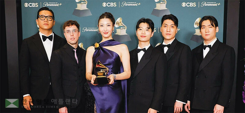  1일 열린 제68회 그래미 시상식에서 K팝 최초 수상 기록을 세운 ‘케데헌’ 주제가 ‘골든’의 이재(왼쪽 세 번째) 등 송라이터들이 트로피를 들고 포즈를 취하고 있다. [로이터]