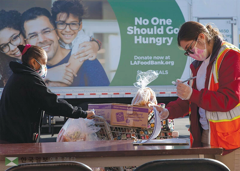  미국 성인들의 금전 기부는 소폭 감소한 반면 자선 활동은 늘어난 것으로 조사됐다. [로이터]