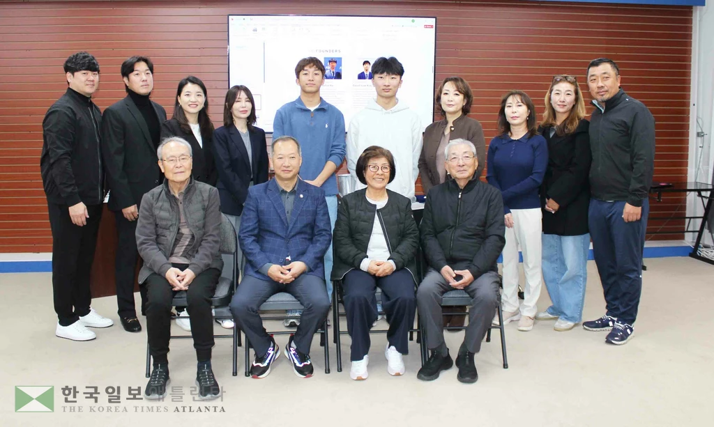 조지아한인상공회의소가 희귀 질환 인식 개선을 위해 소셜 벤처 '캔들스 포 윌리엄'을 설립한 윈스턴 라, 데이빗 윤 군에게 감사장와 후원금을 전달하며 격려한 후 기념사진을 촬영하고 있다. 