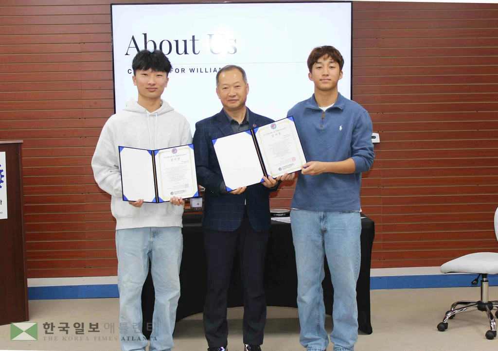 조지아한인상공회의소 한오동 회장이 소셜 벤처 '캔들스 포 윌리엄'을 설립한 윈스턴 라, 데이빗 윤 군에게 감사장을 전달했다. 