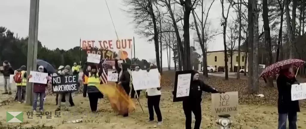 소셜셔클시 주민들이 지난달 이민자 구금시설 추진 쳘회를 요구하는 길거리 시위를 벌이고 있다.<사진=ANF>