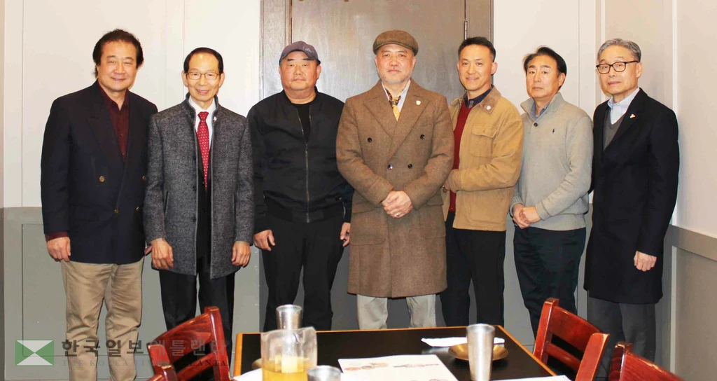 5일 둘루스 청담 한식당에서 열린 기자회견에서 애틀랜타 장애인 체육회 관계자들이 ‘제3회 거북이 마라톤’ 및 ‘전미주 장애인 체전’ 참가 계획을 발표한 후 기념 촬영을 하고 있다. (사진 중앙이 박승범 회장)