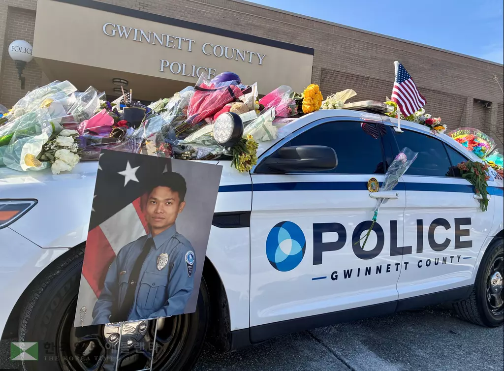 순직한 프라딥 타망 경관을 추모하는 꽃다발과 사진이 고인의 순찰차에 놓여 있다. 타망 경관 장례식은 7일 오전 로렌스빌 12스톤 교회에서 진행된다.<사진=ANF>