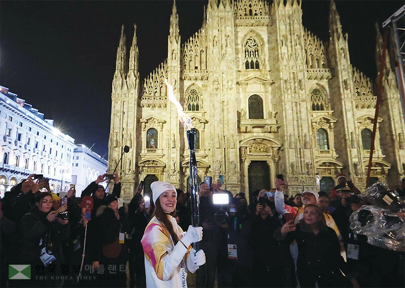  이탈리아 밀라노·코르티나 동계올림픽 성화가 개막 전날인 5일 밤 밀라노의 세계적 명소 두오모 성당 앞을 지나고 있다. [로이터]