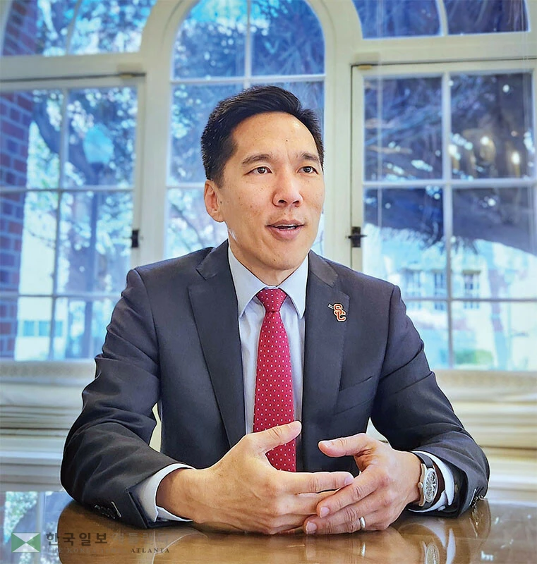  김병수 USC 총장이 5일 대학본부 총장실에서 가진 본보와의 단독 인터뷰에서 USC의 미래를 이끌 비전을 설명하고 있다. [박상혁 기자]