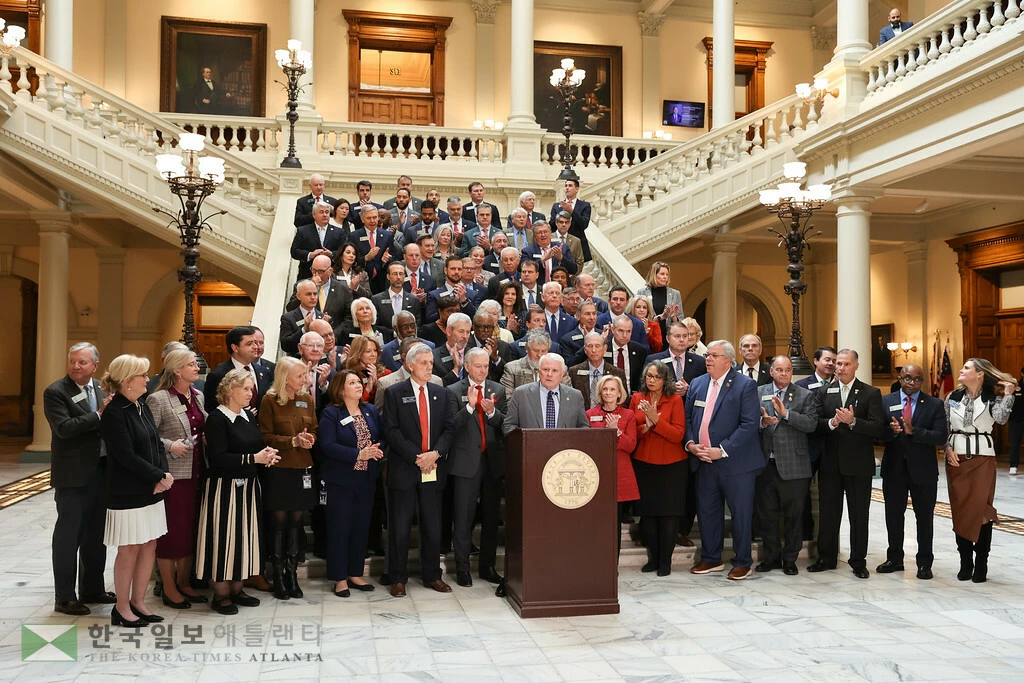 존 번스 조지아주 하원의장이 지지하는 의원들과 함께 5일 주청사에서 2026 조지아 조기 문해력 법안에 대해 기자회견을 하고 있다. <사진=존 번스 의장 페이스북>