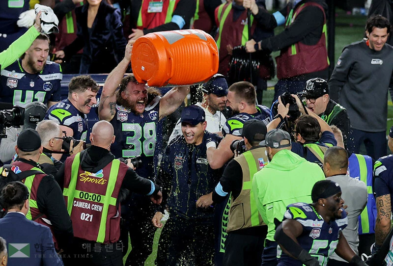 2026년 2월 8일 시애틀 시호크스의 마이크 맥도널드 감독과 브래디 러셀이 슈퍼볼 LX 우승 후 축하하고 있다. [로이터]