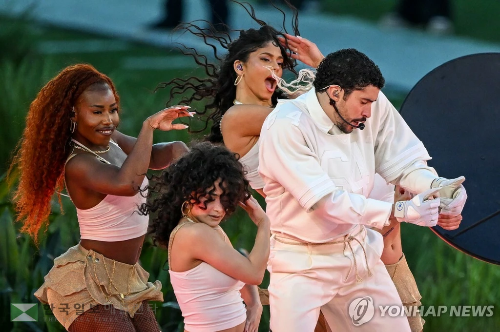 슈퍼볼 하프타임쇼에서 열창하는 배드 버니[UPI=연합뉴스]