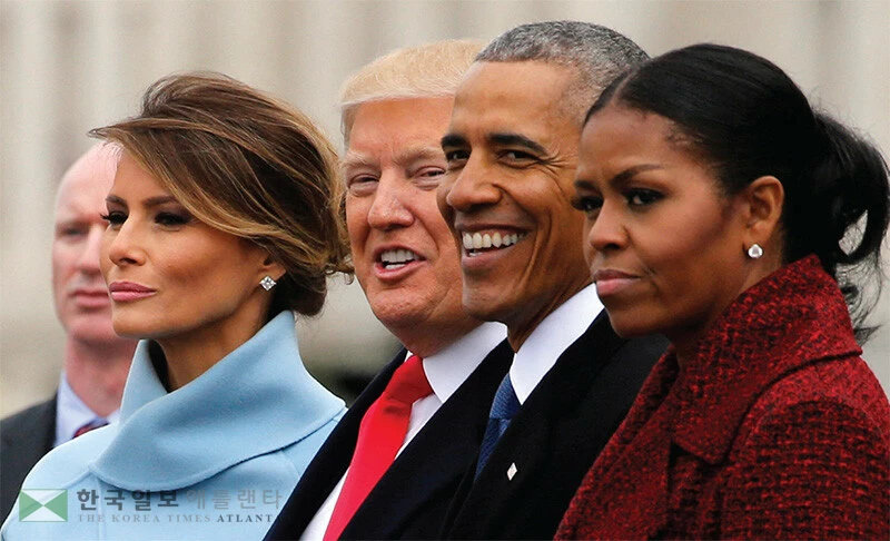 지난 2017년 트럼프 1기 취임식 때의 버락 오바마 전 대통령 부부와 트럼프 대통령 부부. [로이터]