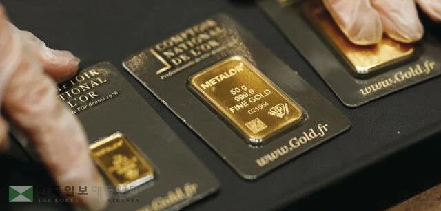 3일 프랑스 파리의 한 귀금속 가게 내부에 골드바가 전시되고 있다. [로이터]