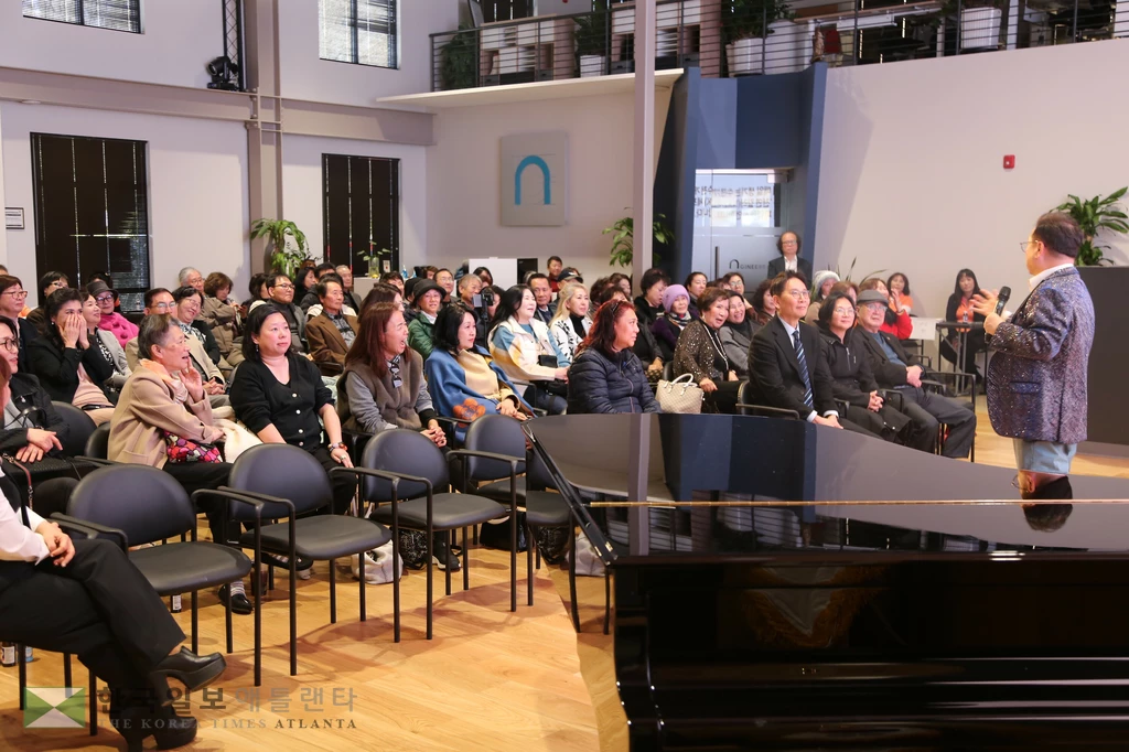 7일 코미디 토크쇼 참석자들이 신상훈 작가의 강의에 웃으며 환호하고 있다.