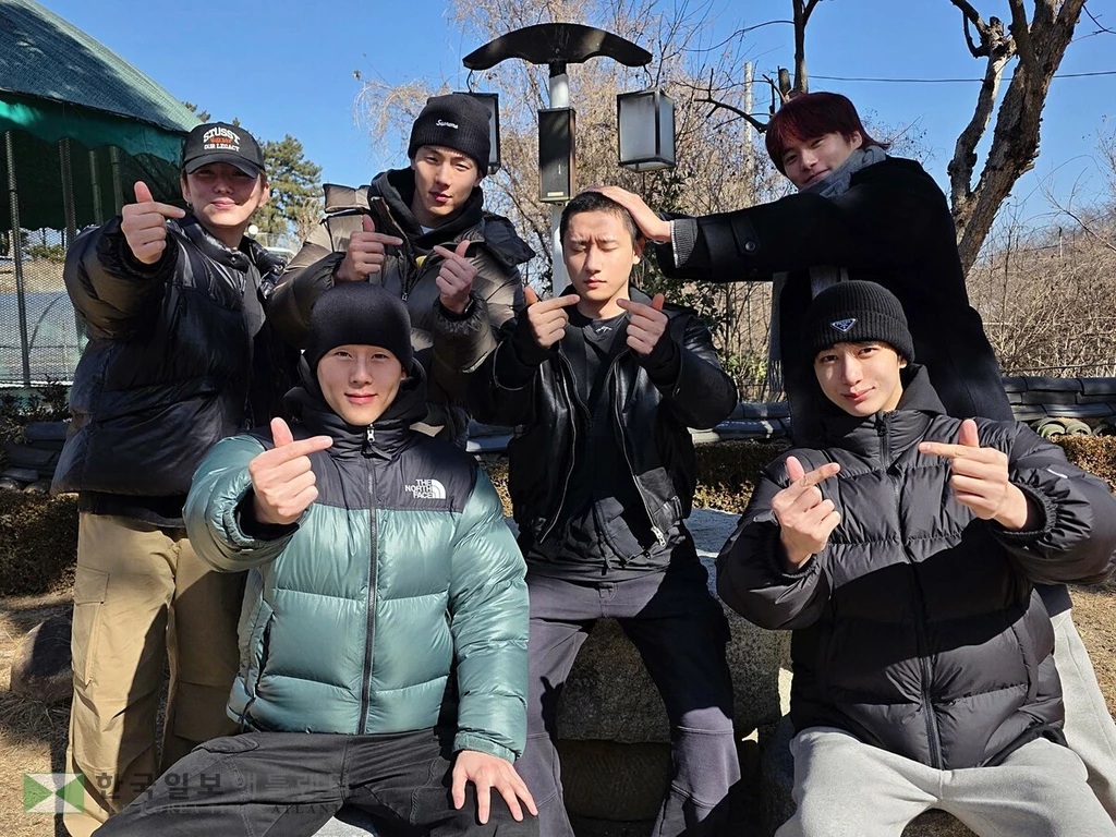 육군 현역 입대한 몬스타엑스 아이엠(뒷줄 왼쪽 세번째)[몬스타엑스 공식 SNS·스타쉽엔터테인먼트 제공. 재판매 및 DB 금지]