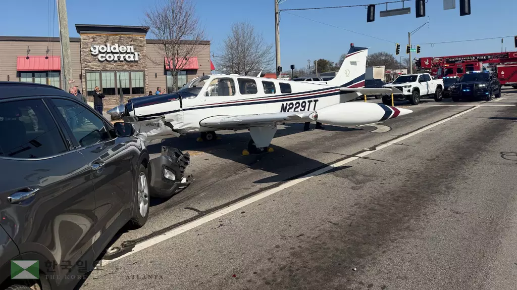 9일 낮 게인스빌 도심 도로에 엔진고장으로 소형비행기가 비상착륙하는 일이 벌어졌다.<사진=게인스빌 경찰 제공>