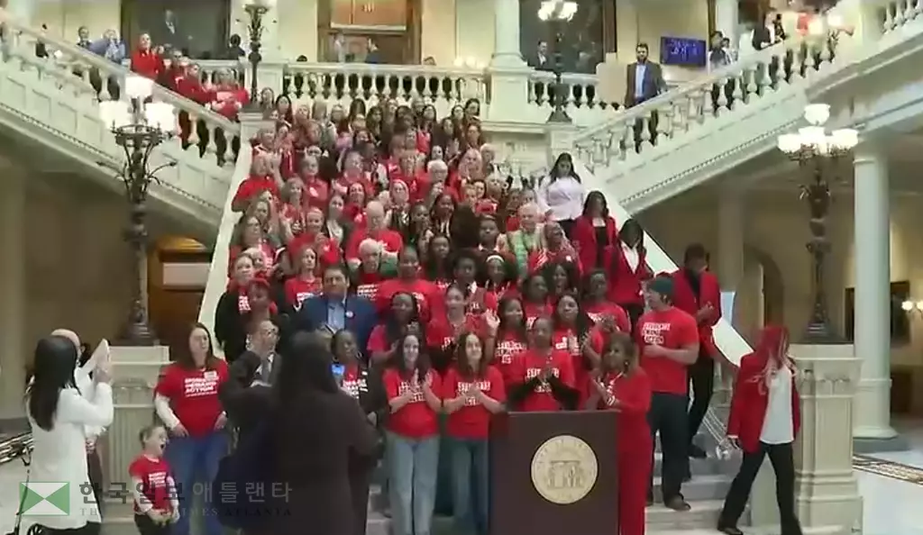 9일 학부모 단체인 '맘스 디맨드 액션'회원들이 주의사당에서 HB1127 통과를 촉구하는 집회를 가졌다. <사진=ANF>