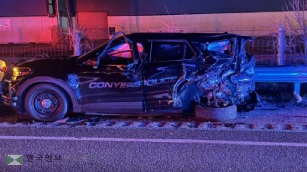 타이어 교체를 돕던 코니어스 경차차가 추동 당한 장면. <사진=코니어스 경찰국 페이스북>