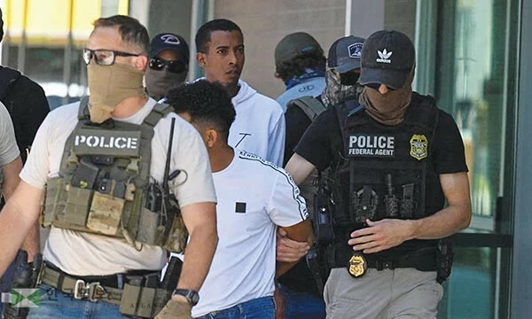 이민 법원 앞에서 ICE 요원들이 이민자들을 체포해 나오는 모습. [로이터]