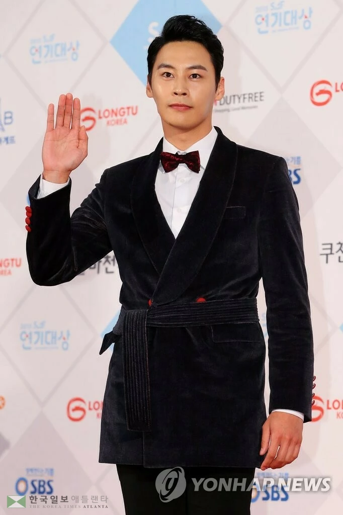 배우 정은우가 31일 오후 서울 강남구 삼성동 코엑스에서 열린 '2015 SBS 연기대상'에 참석해 포즈를 취하고 있다. 2015.12.31