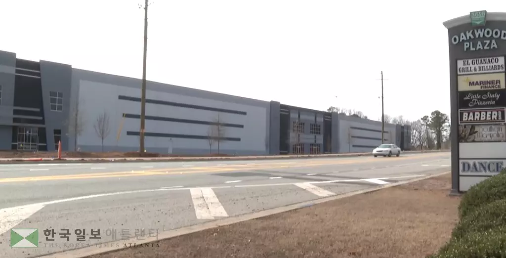 ICE 구금시설로 사용하게 될 오크우드시의 창고건물. 약 1,500명을 수용하게 될 것으로 보인다.<사진=11얼라이브 뉴스>