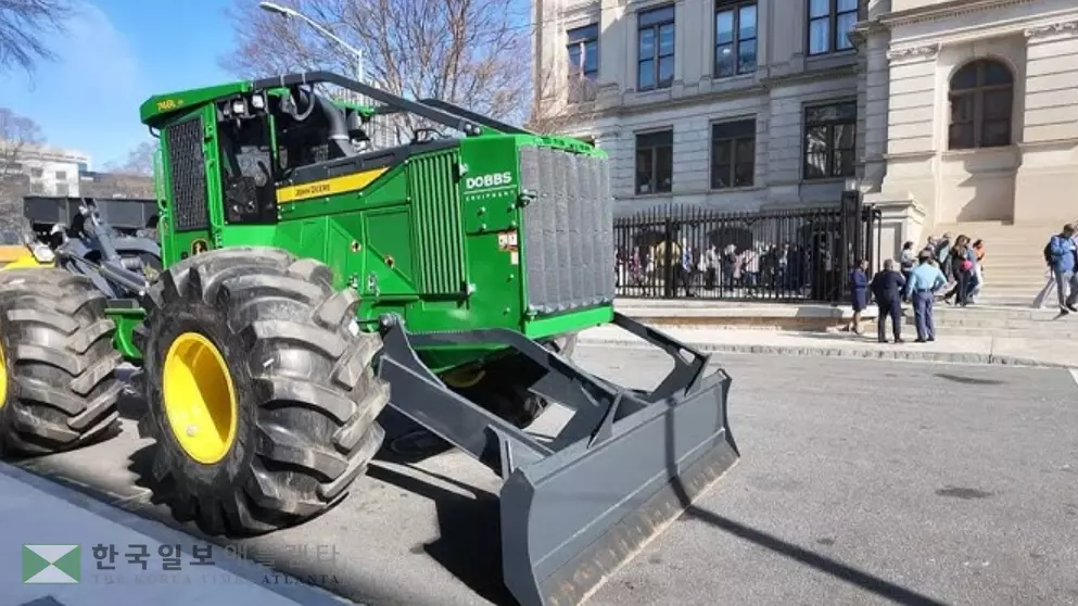 10일 주청사 밖에 조지아 농민들이 몰고 온 트랙터들이 세워져 있다.<사진=ANF>