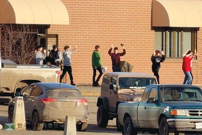  지난 10일 총기난사가 발생한 캐나다 텀블러 리지 학교에서 사건 당시 학생들이 손을 들고 나오고 있는 모습. [로이터]