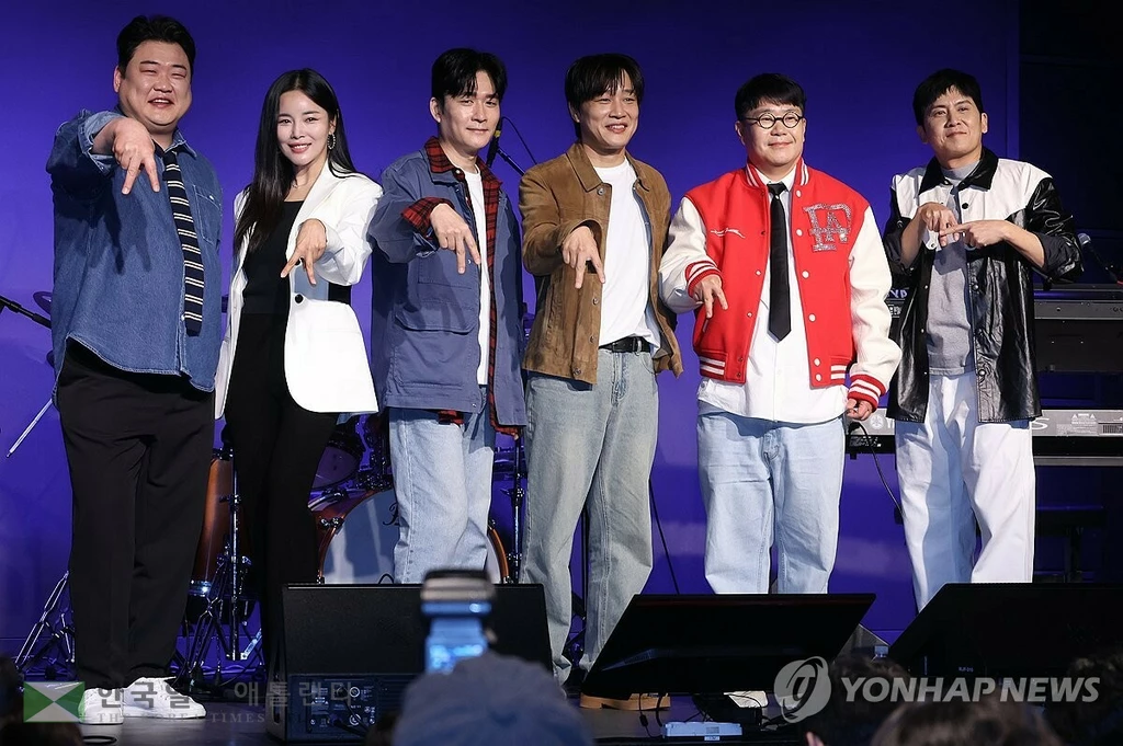  아묻따밴드가 12일 서울 종로구 SA홀에서 열린 첫 디지털 싱글 '알고 있잖아' 발매 기념 쇼케이스에서 포즈를 취하고 있다. 왼쪽부터 김준현, 조정민, 전인혁, 차태현, 조영수, 홍경민.