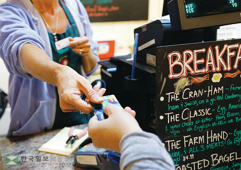  중산층과 서민층의 크레딧카드 등 부채가 급증하면서 미국 가계 부채 연체율이 4.8%로 5%대에 육박했다. [로이터]