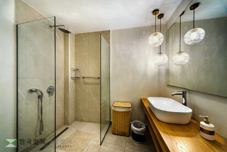 공간을 많이 차지하는 대형 욕조가 사라지고 실용도가 높은 워크 인 샤워 룸이 인기를 끌고 있다.<사진=Shutterstock>