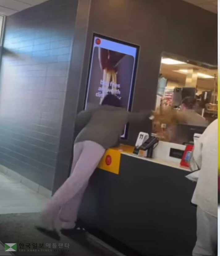 서비스가 느리다고 맥도널드 매니저에게 뜨거운 커피를 던진 40대 마리에타 여성이 유죄를 인정해 감옥행에 처할 위기에 놓였다. <사진=ABC12 방송 캡처> 