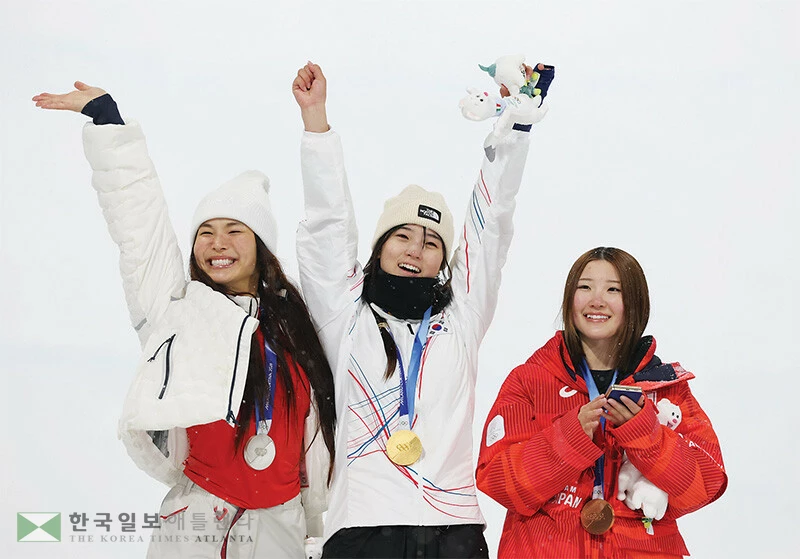  밀라노 동계올림픽 스노보드 여자 하프파이프의 금메달리스트 최가온(가운데)과 은메달리스트 클로이 김(왼쪽). 서로 다른 국적의 한인 선수들이 12일 나란히 시상대에 서서 기뻐하고 있다. 오른쪽은 동메달을 받은 일본의 오노 미쓰키. [연합]