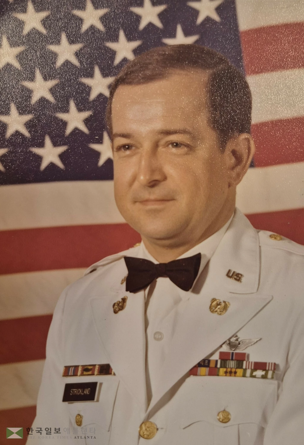 베트남전 참전용사 제임스 데이비드 스트릭랜드 성도의 젊은 시절 정복 사진. 그는 브론즈스타 수훈자이자 미 육군 준위 4급으로 예편한 베테랑 조종사였다.