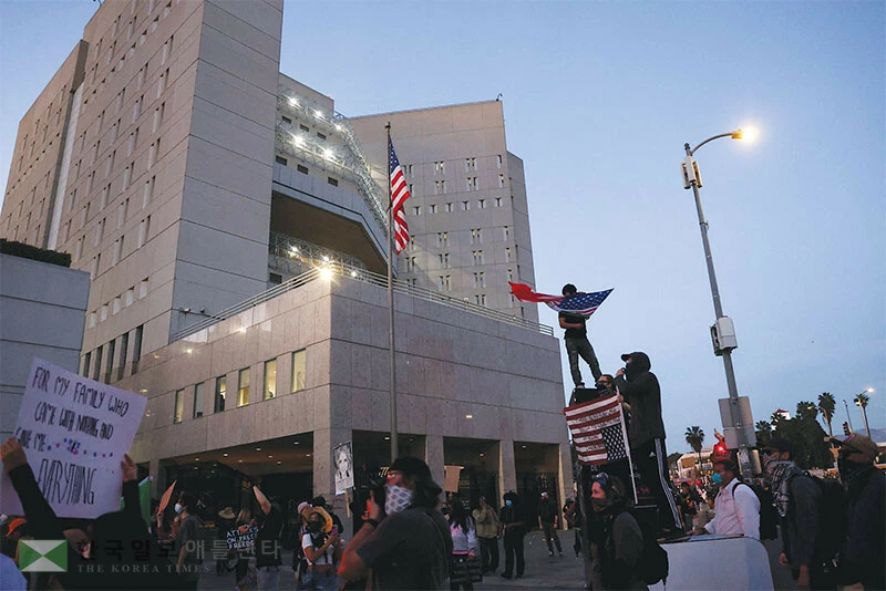  LA 다운타운의 이민 구치소 앞에서 군중들이 반 ICE 시위를 벌이고 있다. [로이터]