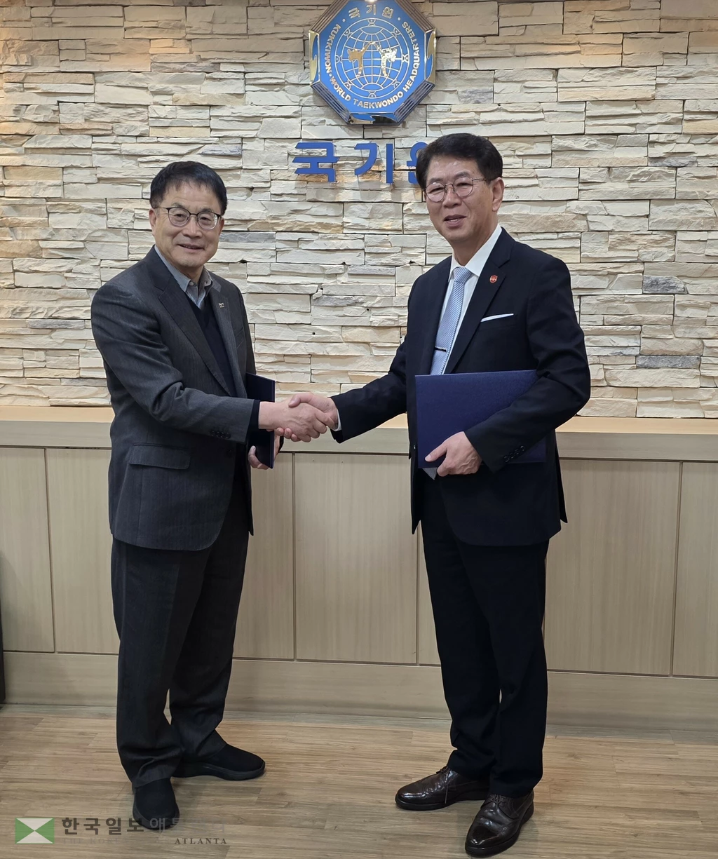 2026년 2월 11일 서울 강남구 국기원에서 열린 청소년 마약 예방을 위한 업무협약식에서 윤웅석 국기원장(왼쪽)과 폴 임 COYAD 대표(오른쪽)가 협약서를 교환한 뒤 기념 촬영을 하고 있다.