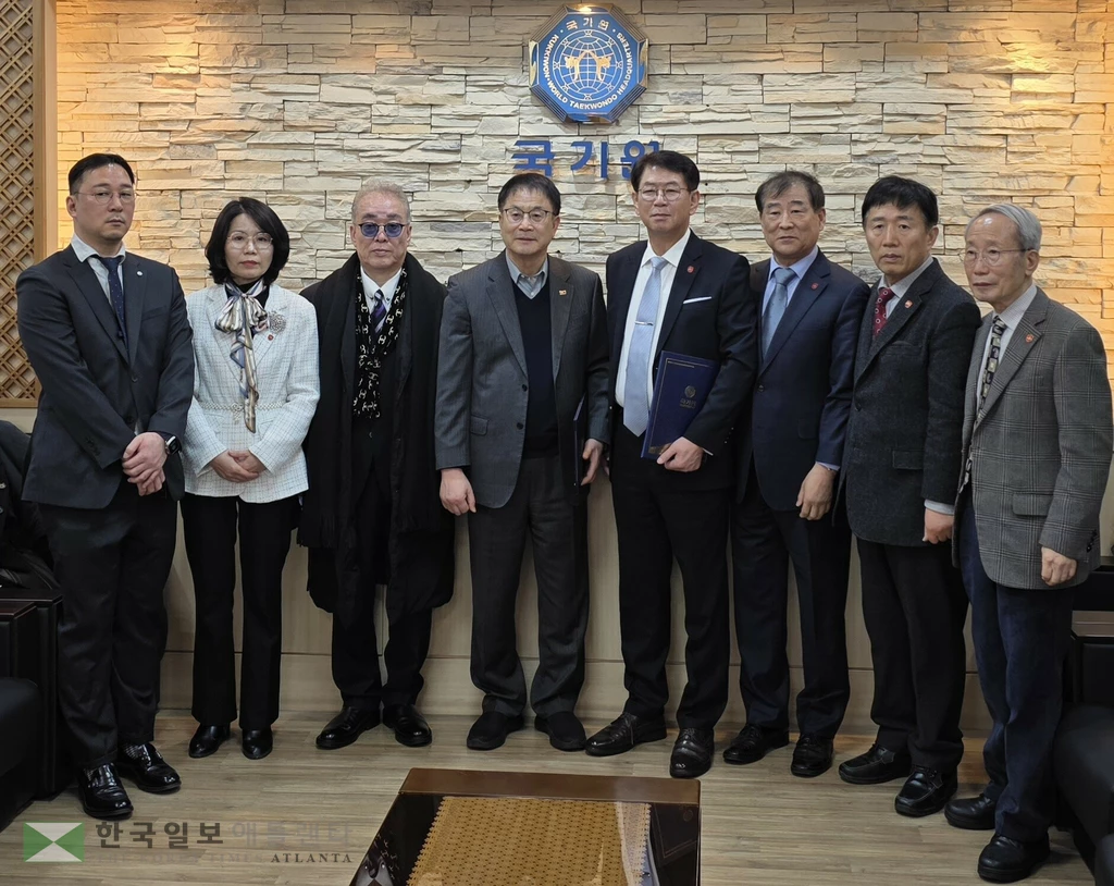 청소년마약퇴치위원회(COYAD)와 국기원이 11일 오후 서울 강남구 국기원에서 청소년 마약 예방 활동을 위한 업무협약을 체결했다. 이날 협약식에서 윤웅석 국기원장(왼쪽 네 번째)과 폴 임 COYAD 대표(오른쪽 네 번째), 박경호 COYAD 세계태권도상임위원 등 양측 관계자들이 기념 촬영을 하고 있다.