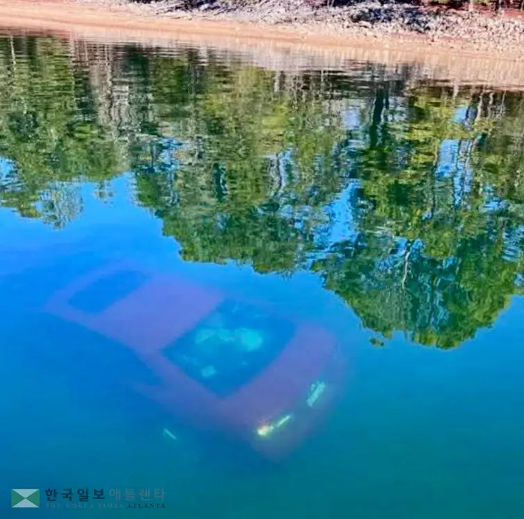 레이크 레이니어 물속에 잠겨 있는 차량 모습. 16일 현재 수색 및 인양 작업이 진행 중이다.<사진=11얼라이브 뉴스>