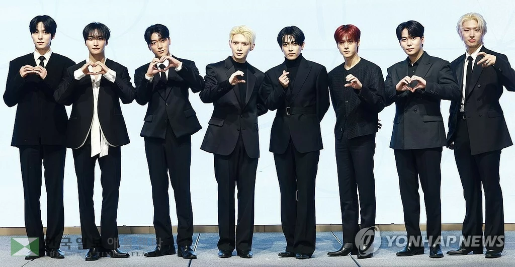 그룹 에이티즈(ATEEZ)가 5일 오후 서울 영등포구 페어몬트 앰배서더 서울에서 열린 미니 13집 '골든 아워 : 파트 4(GOLDEN HOUR : Part 4)' 발매 기념 기자간담회에서 포즈를 취하고 있다.<연합뉴스>