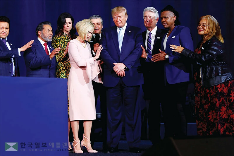  백인 복음주의 개신교인들이 여전히 도널드 트럼프 대통령의 강력한 지지층이지만, 지지도는 1년 전보다 약화한 것으로 조사됐다. [로이터]