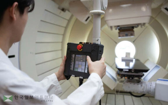 삼성서울병원 의료진이 양성자치료기를 가동하고 있다.<삼성서울병원>