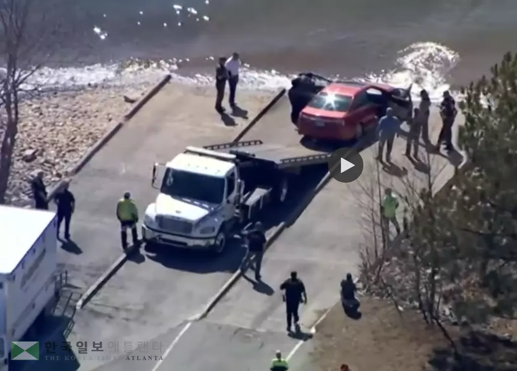 16일 오후 1시30분께 물속에 잠겨 있던 차량이 인양되고 있다.<사진=11얼라이브 뉴스>