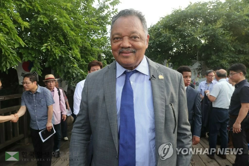  미국 인권운동가 제시 잭슨 목사가 23일 오후 경기도 파주시 임진각에서 열린 평화통일 월요기도회를 마치고 미소 지으며 이동하고 있다. (파주=연합뉴스) 