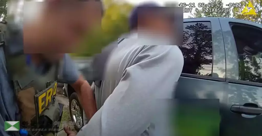 지난해 6월 서배나에서 픽업트럭 조수석에 타고 있던 남성이 ICE 요원에 의해 체포되는 동영상 장면.당시 경찰이 함께 이민단속에 합세해 논란이 일었다. <동영상=채텀 카운티 경찰>