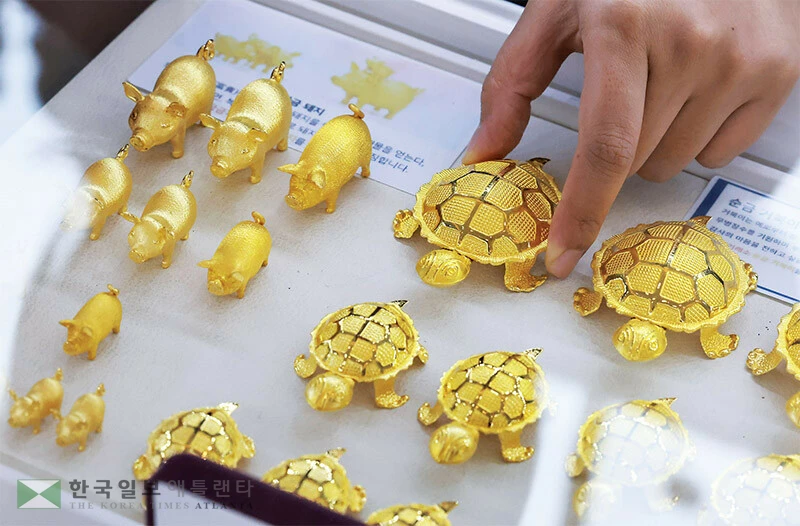  금·은 등 귀금속 시장이 달아 오르고 있지만 변동성과 부수적인 비용을 고려 할 때 신중한 접근이 필요하다는 지적이다. 한국 한 금은방에 금 제품들이 전시돼 있다. [연합]