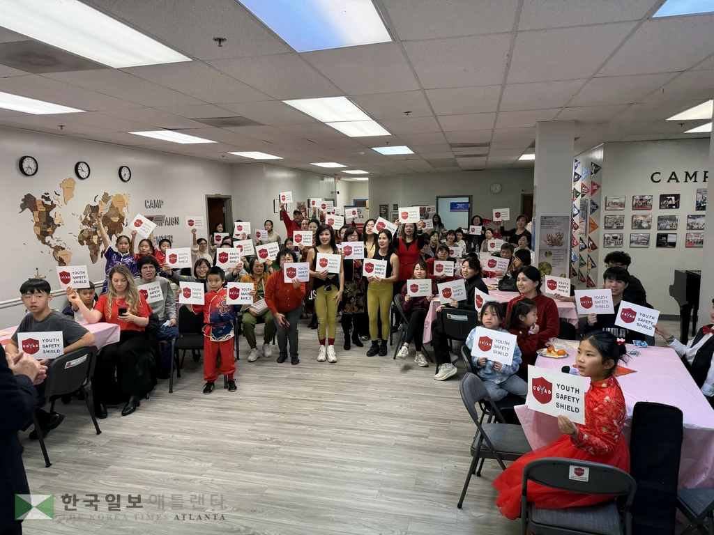 중국계 학부모 학생단체와의 청소년 마약예방 캠페인을 한 코야드가 단체사진을 찍고 있다.