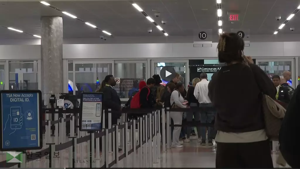 국토안보부 부분 셧다운으로 TSA 직원들의 무급 근무가 이어지고 있는 가운데 아직 애틀랜타 공항은 차질없이 운영되고 있다.<사진=11얼라이브 뉴스>