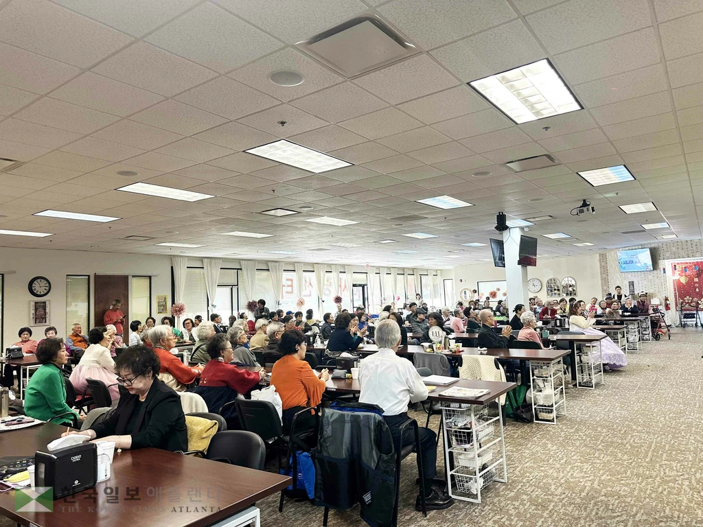 지난 17일 노크로스 사랑복지센터에서 열린 제1회 시니어 스타 K 행사장이 관람객들로 가득 찼다. 이날 행사에는 많은 지역 어르신들이 참석해 참가자들의 무대를 관람하며 즐거운 시간을 보냈다.