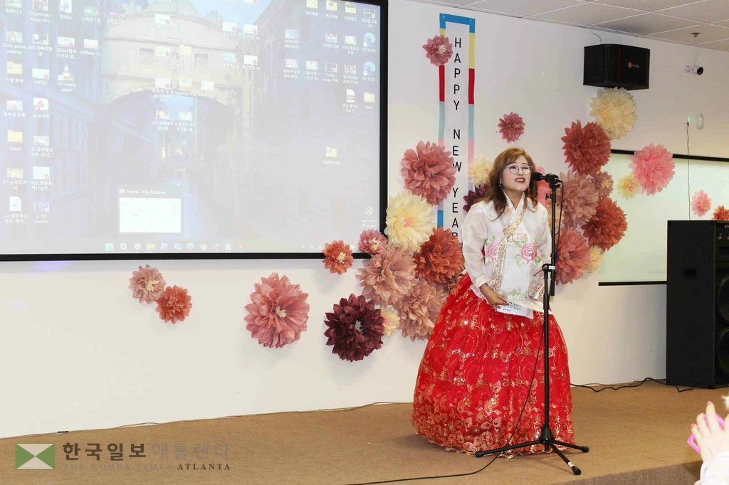 지난 17일 애틀랜타 사랑복지센터에서 열린 '제1회 시니어 스타 K' 행사에서 마가렛 센터장이 고운 한복을 차려입고 참석자들에게 인사말을 하고 있다.