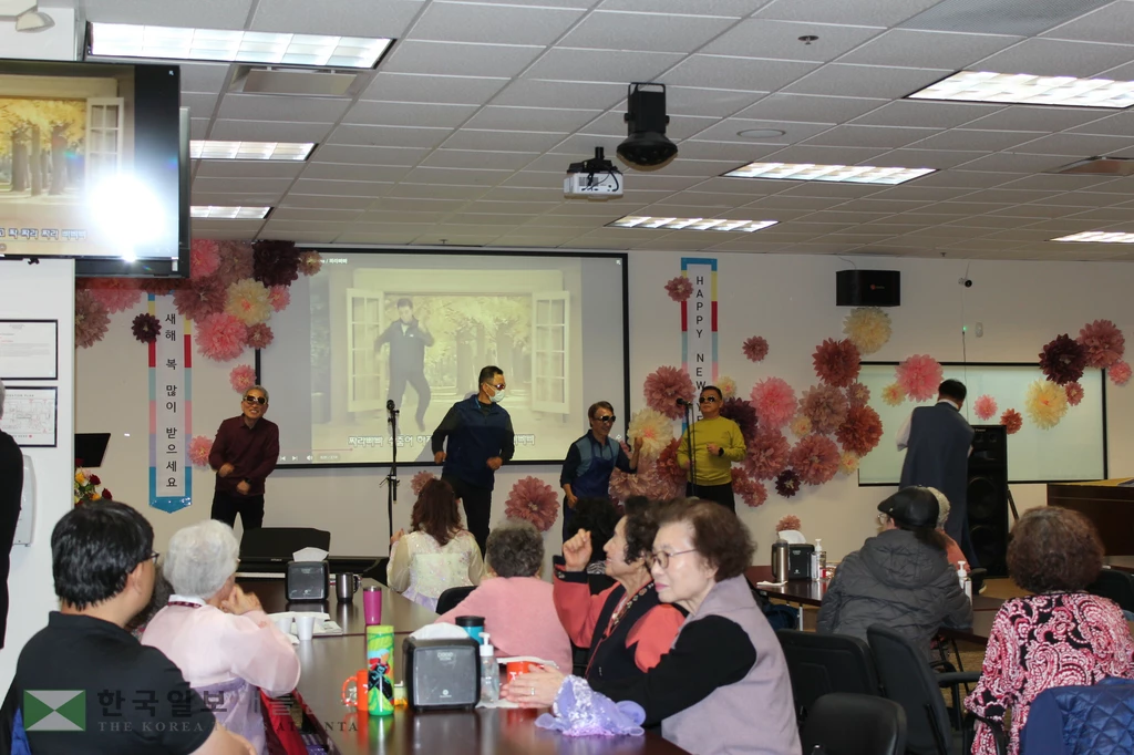 지난 17일 애틀랜타 사랑복지센터에서 열린 '제1회 시니어 스타 K' 행사에서 남성 회원들이 선글라스를 끼고 신나는 '짜라빠빠' 댄스를 선보이고 있다. 이날 공연은 관객들의 폭소와 박수를 자아내며 큰 인기를 끌었다.