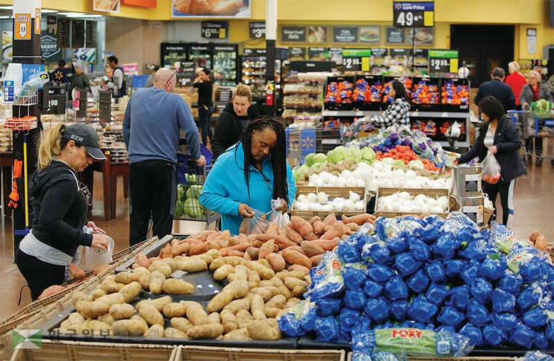  천정부지로 치솟은 물가와 렌트비, 소득세율 등으로 인해 남가주 도시들의 구매력이 전국 꼴찌 수준이다. 주민들이 수퍼마켓에서 장을 보고 있다. [로이터]