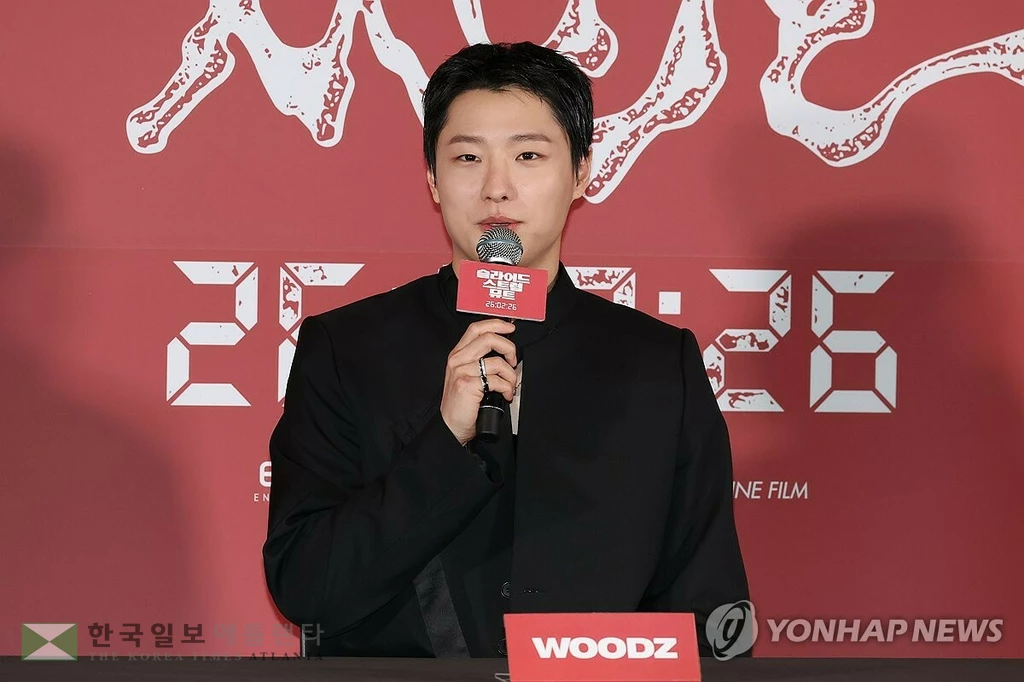 가수 우즈(WOODZ)가 20일 서울 용산구 CGV용산점에서 열린 영화 '슬라이드 스트럼 뮤트' 시사회 및 기자간담회에서 인사하고 있다.